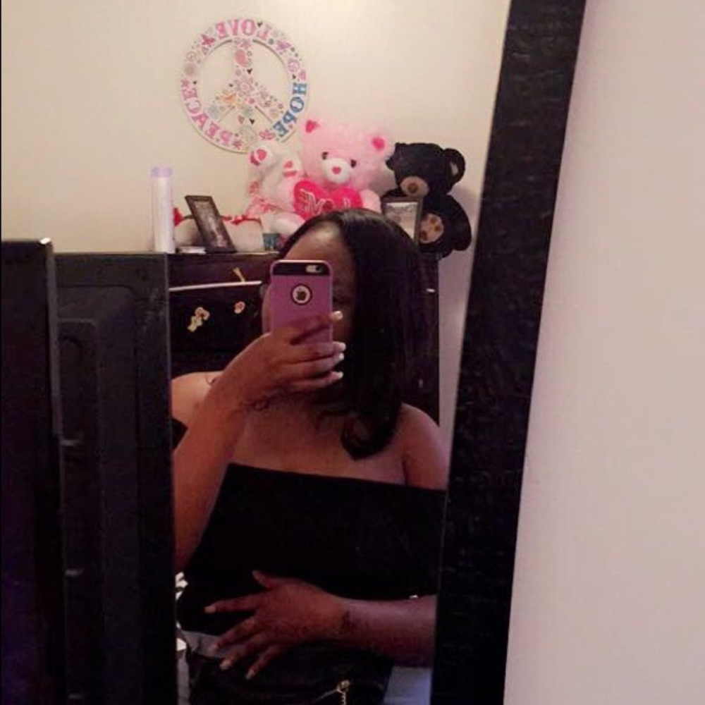 Black all into one off the shoulder shirt ➰🥰